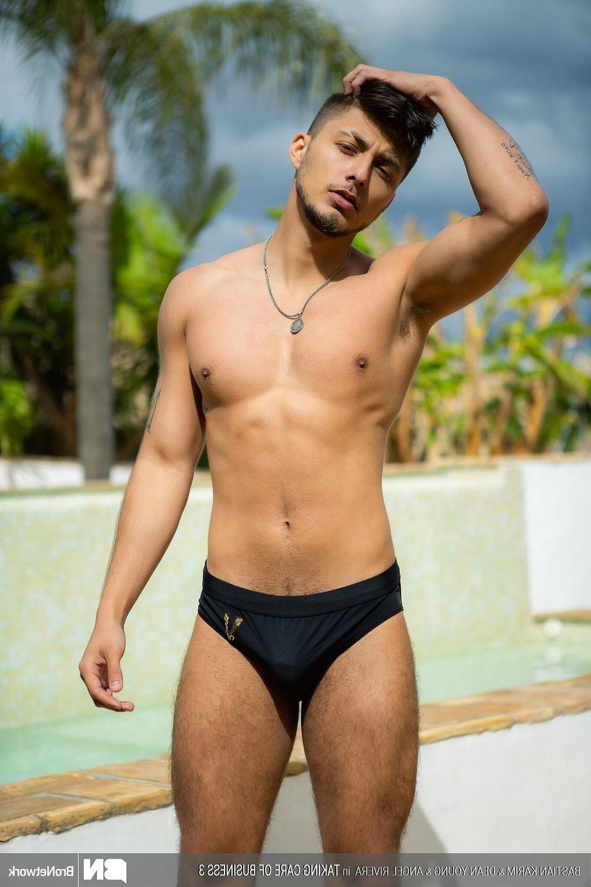 20P Angel Rivera, Bastian Karim und Dean Young ficken in einem schwulen Dreier am Pool