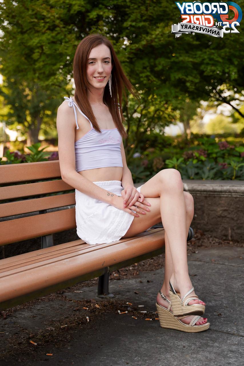 16P La transexuelle brune et maigre Avery Angel révèle sa trique raide et son cul ferme.