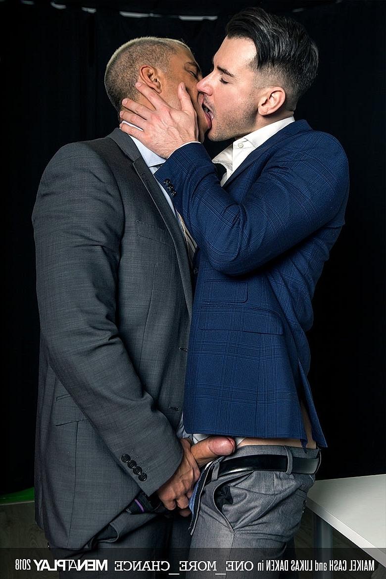 20P Colegas de trabalho gays Lukas Daken e Maikel Cash fazem uma rapidinha anal selvagem no escritório