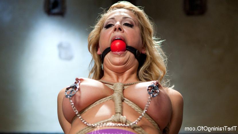 15P La rubia mayor y caliente Cherie Deville recibe entrenamiento de esclava de hombres más jóvenes