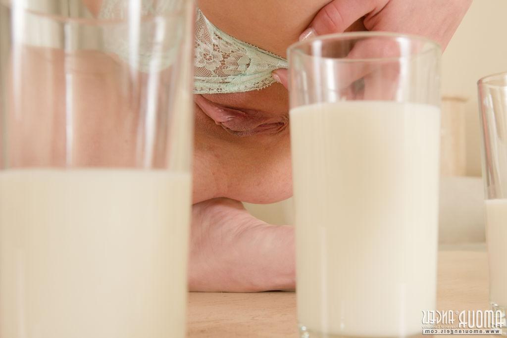 20P A adolescente magra Malvina fica nua em uma mesa ao lado de copos de leite