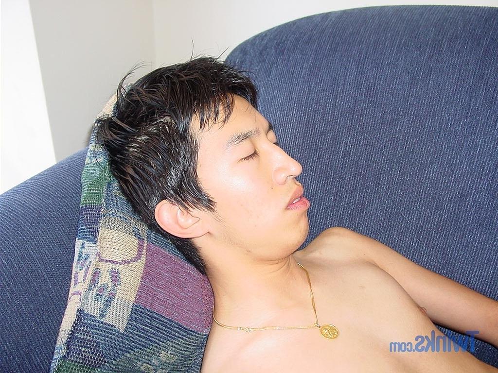 20P Twink gostoso fica nu e sacode seu pau peludo até ejacular