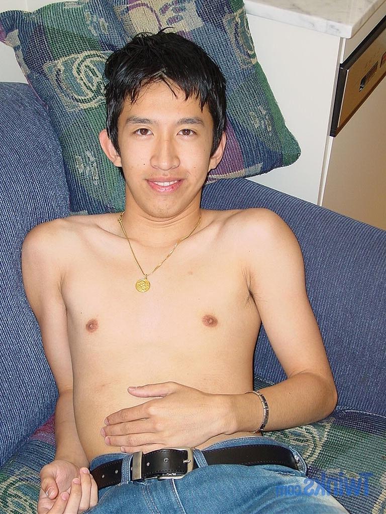 20P Twink gostoso fica nu e sacode seu pau peludo até ejacular