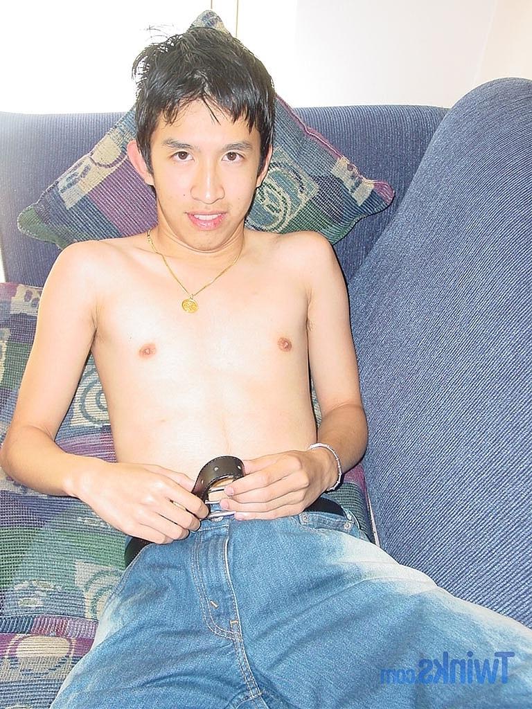20P Twink gostoso fica nu e sacode seu pau peludo até ejacular