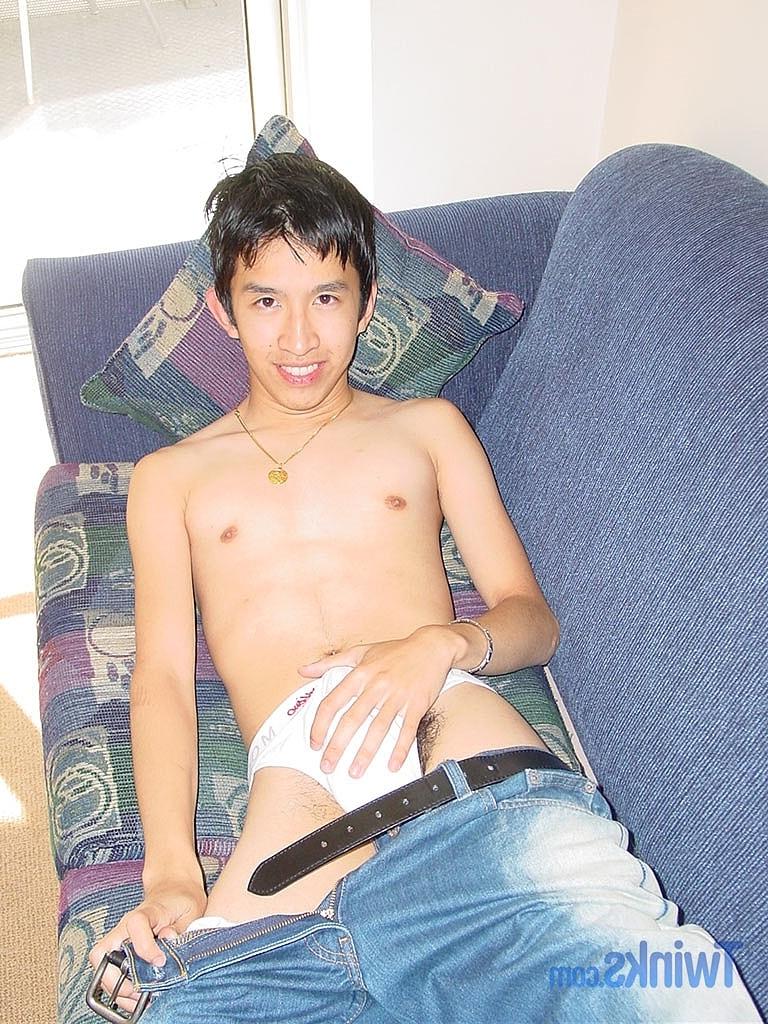 20P Twink gostoso fica nu e sacode seu pau peludo até ejacular