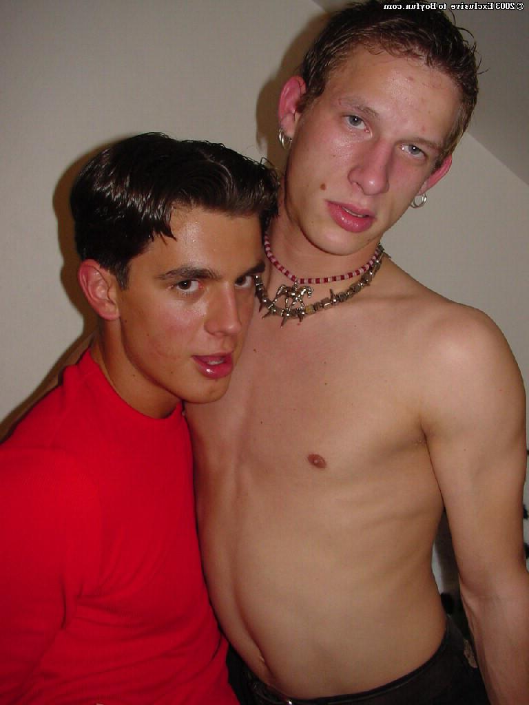 20P Chaudasses gays britanniques maigres se déshabillant et ayant des relations sexuelles en levrette sur le lit
