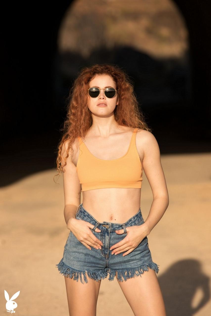 17P La pelirroja natural Heidi Romanova se desnuda en la playa y muestra sus golosinas