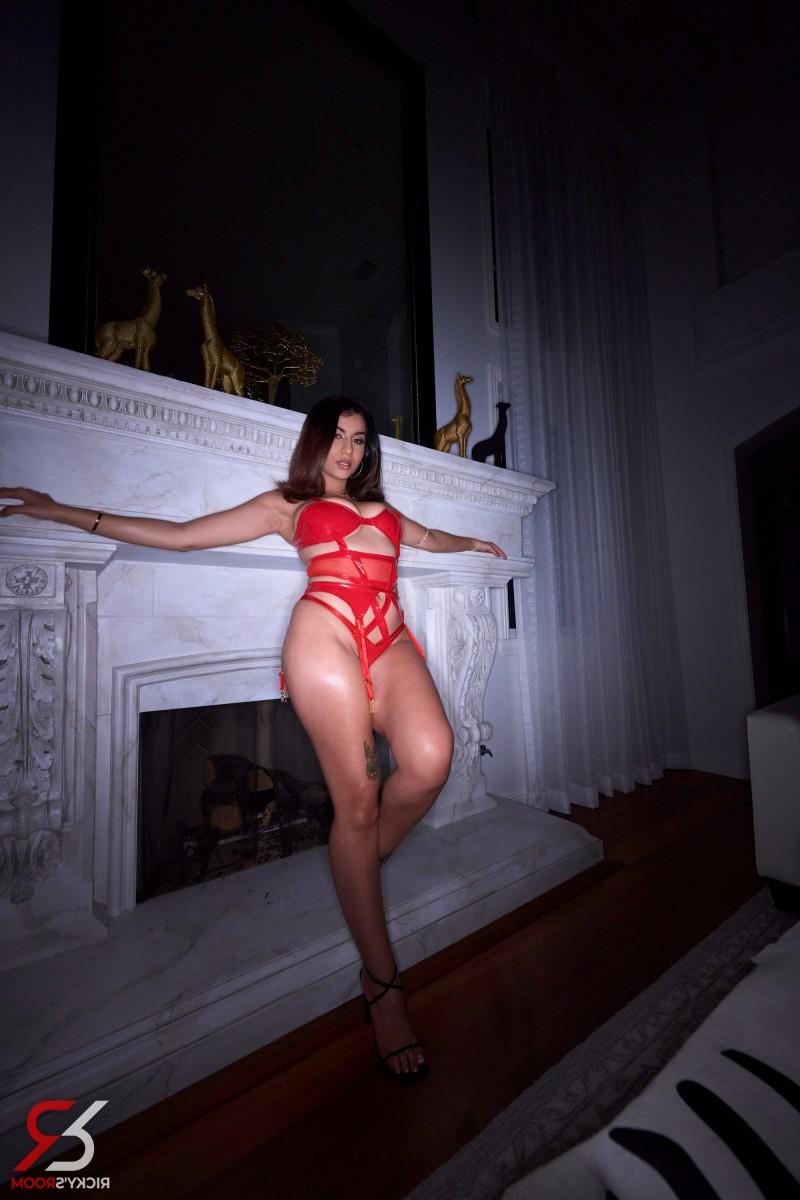 20P A garota latina gostosa Roxie Sinner modela lingerie sexy durante ação sem nudez