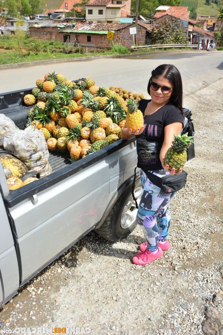 20P Vendedora de frutas latina modela sua bunda cheia de bolhas e grandes melões em lingerie de renda