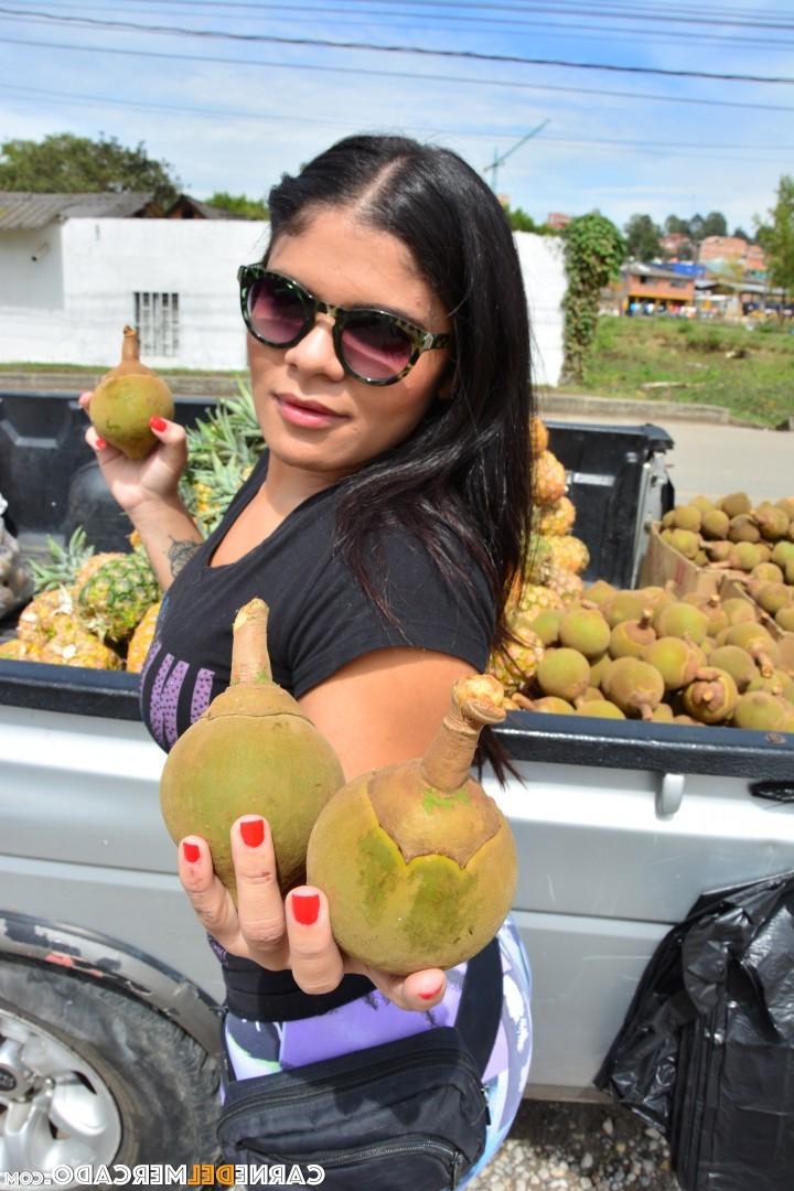 20P Vendedora de frutas latina modela sua bunda cheia de bolhas e grandes melões em lingerie de renda