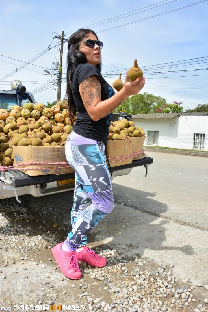 20P Vendedora de frutas latina modela sua bunda cheia de bolhas e grandes melões em lingerie de renda