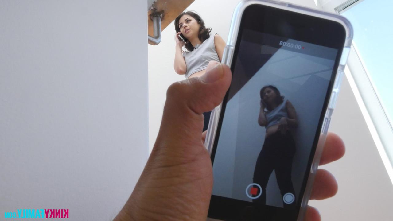 15P A garota latina Penelope Reed faz sexo POV com seu meio-irmão negro bem dotado
