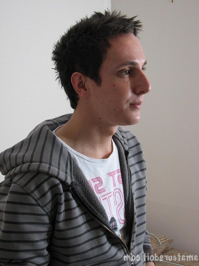 20P El pequeño gay Hayden Handson se quita la ropa lentamente y se masturba la erección