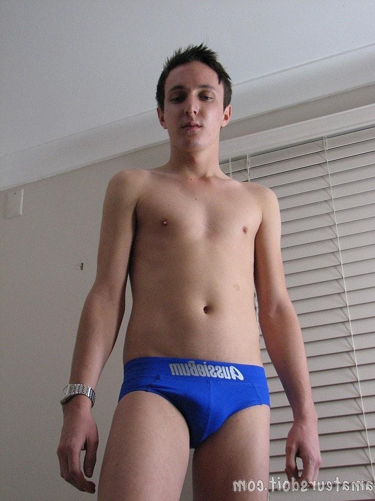 20P El pequeño gay Hayden Handson se quita la ropa lentamente y se masturba la erección