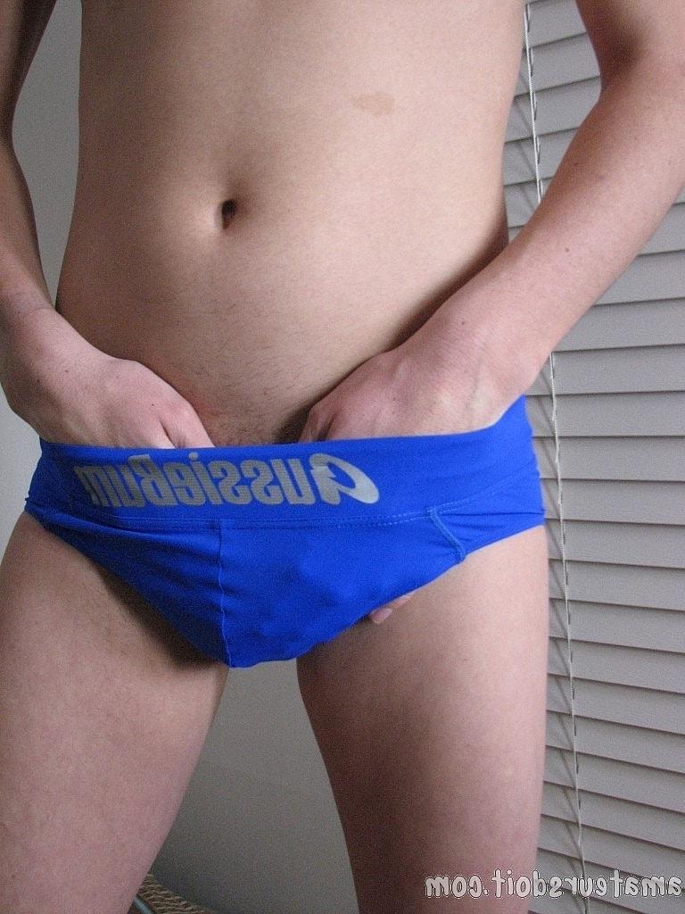 20P El pequeño gay Hayden Handson se quita la ropa lentamente y se masturba la erección