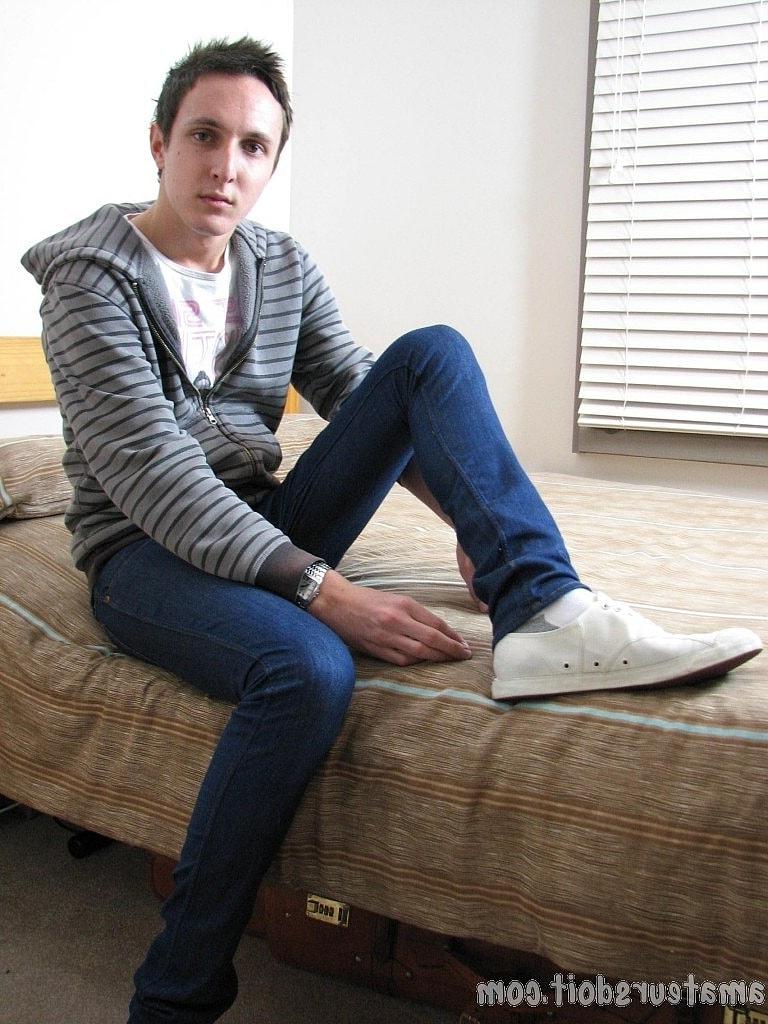 20P El pequeño gay Hayden Handson se quita la ropa lentamente y se masturba la erección