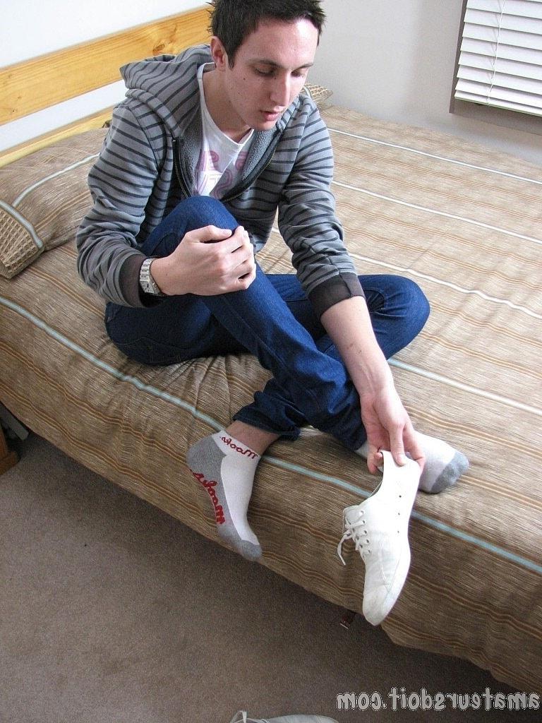 20P El pequeño gay Hayden Handson se quita la ropa lentamente y se masturba la erección