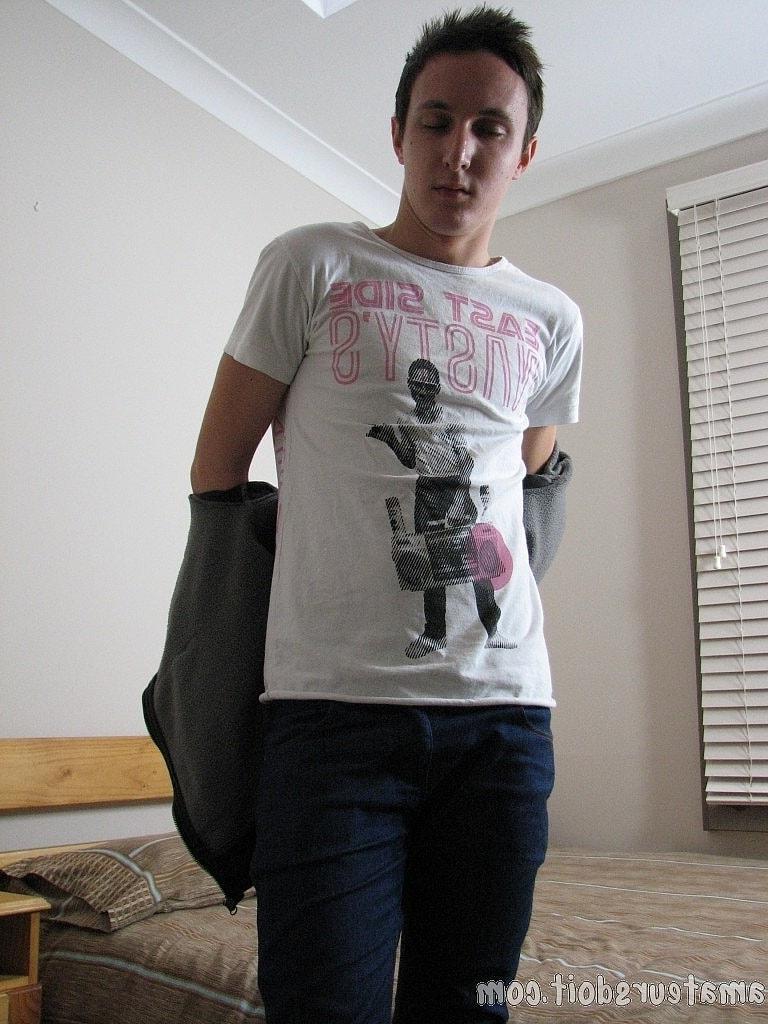 20P El pequeño gay Hayden Handson se quita la ropa lentamente y se masturba la erección
