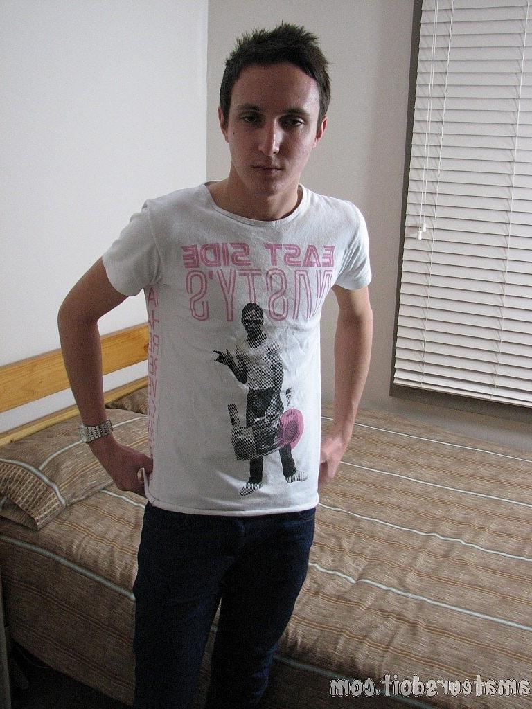 20P El pequeño gay Hayden Handson se quita la ropa lentamente y se masturba la erección
