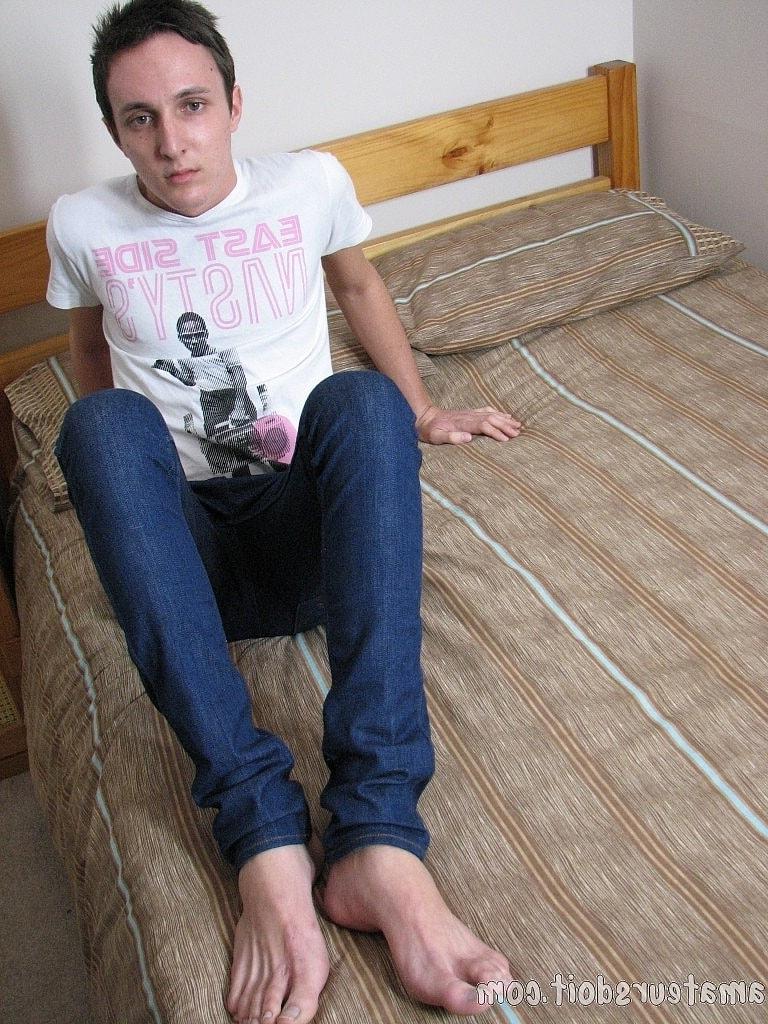 20P El pequeño gay Hayden Handson se quita la ropa lentamente y se masturba la erección
