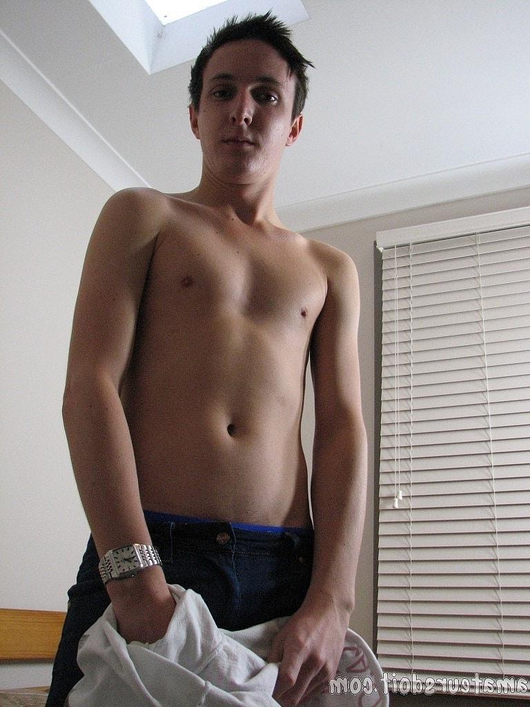 20P El pequeño gay Hayden Handson se quita la ropa lentamente y se masturba la erección