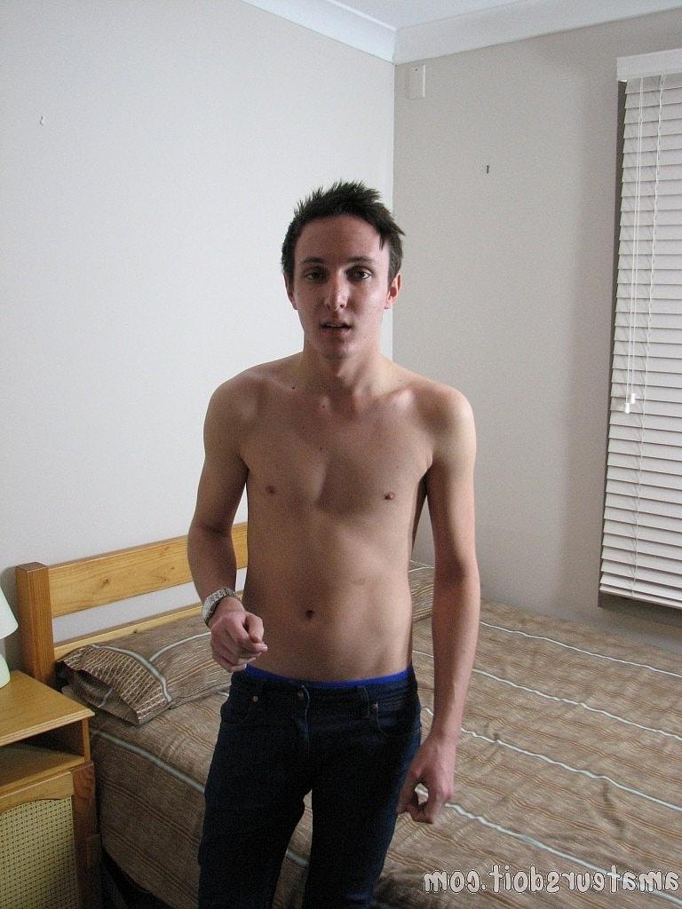 20P El pequeño gay Hayden Handson se quita la ropa lentamente y se masturba la erección