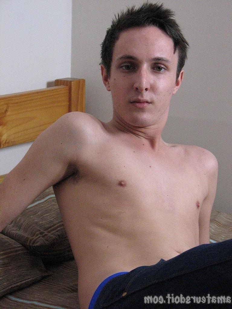 20P El pequeño gay Hayden Handson se quita la ropa lentamente y se masturba la erección