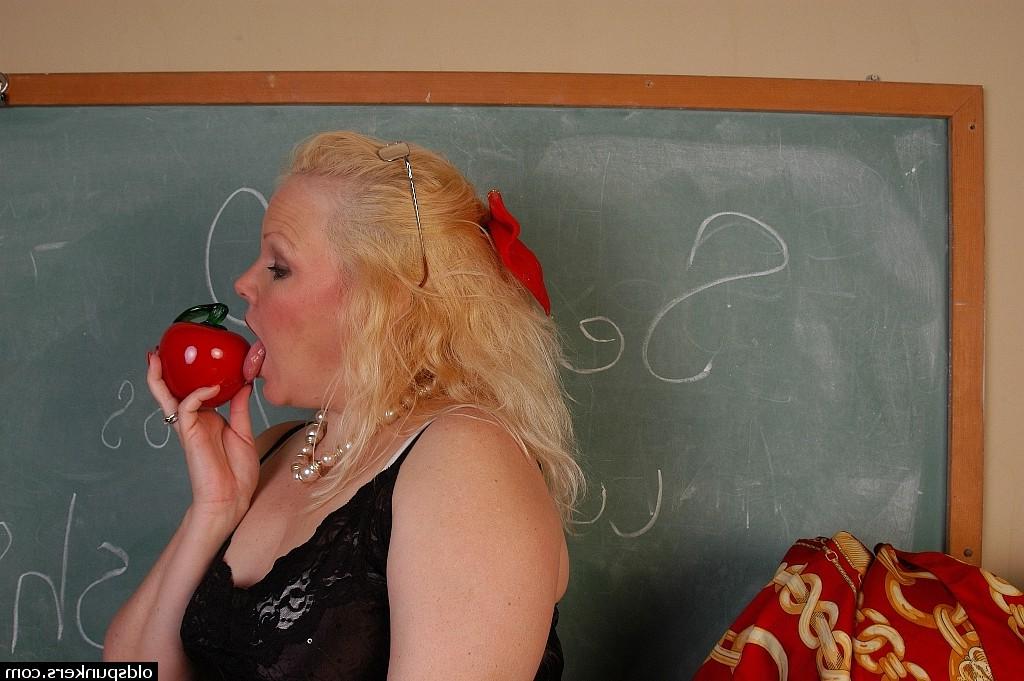 16P Professora loira BBW de óculos esfrega a vagina raspada até o orgasmo