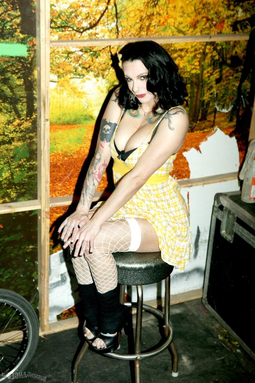 17P Leggy Bella Vendetta tira o vestido amarelo para se espalhar nua em um banquinho