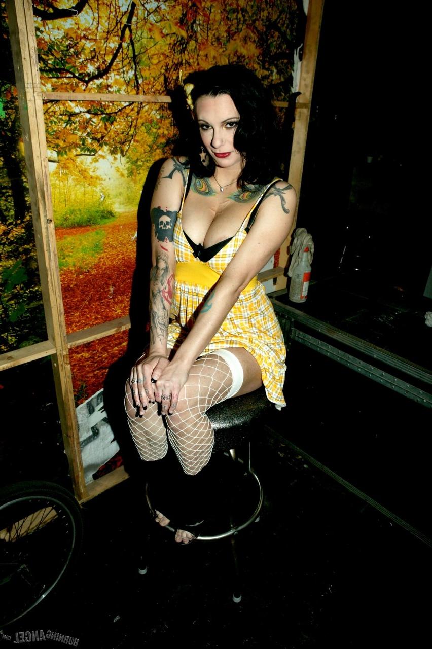 17P Leggy Bella Vendetta tira o vestido amarelo para se espalhar nua em um banquinho