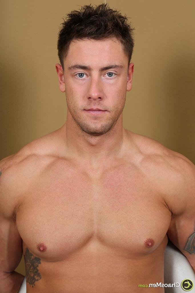 20P Muscular gay hunk Delaney gets head while blindfolded until he cums 