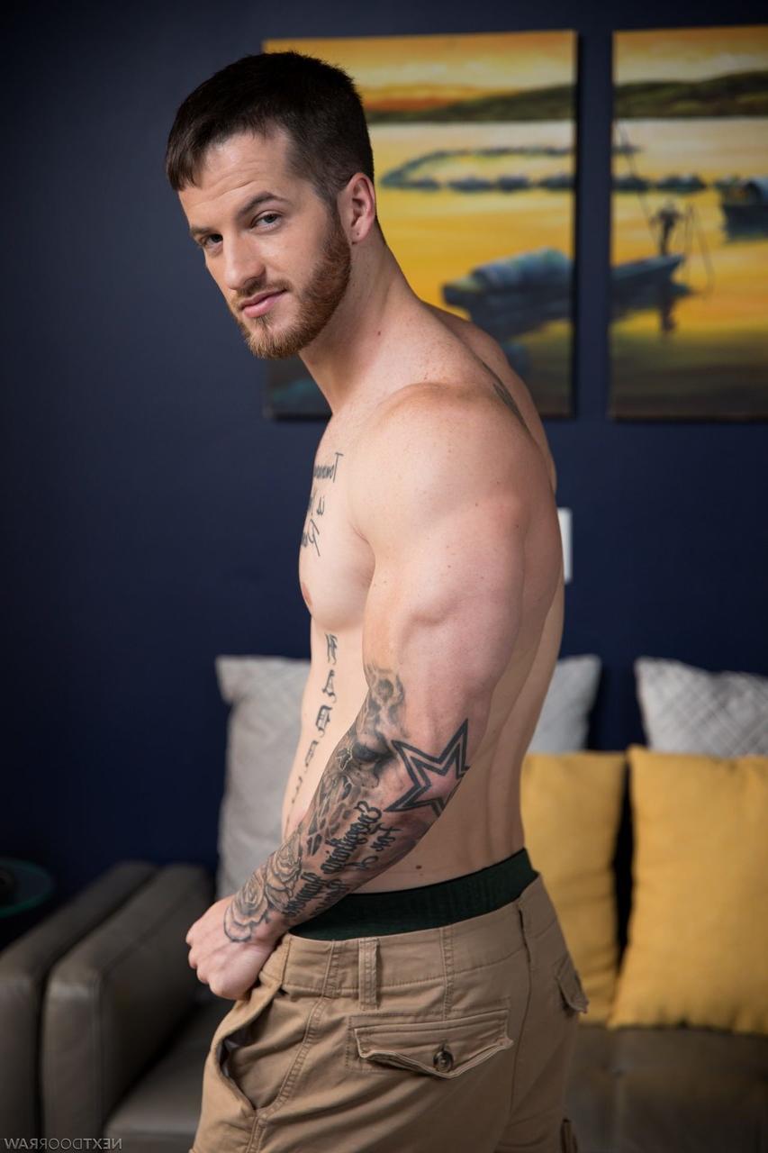 20P Геи Quentin Gainz и Donte Thick трахают дырки друг друга после минета