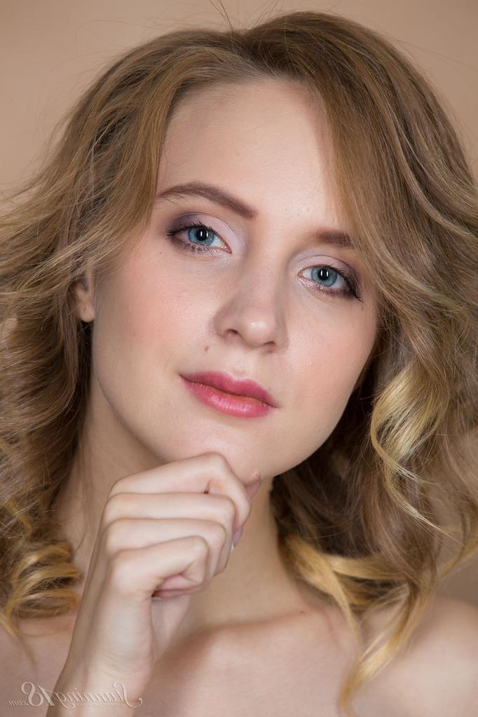 16P Die junge blonde Angela lässt ihr Kleid fallen, um nackt zu modeln