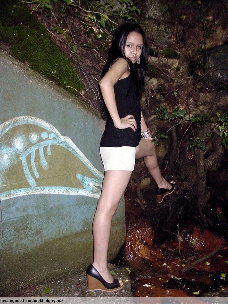 18P Garota indiana sozinha troca de roupa enquanto posa ao ar livre para um show sem nudez