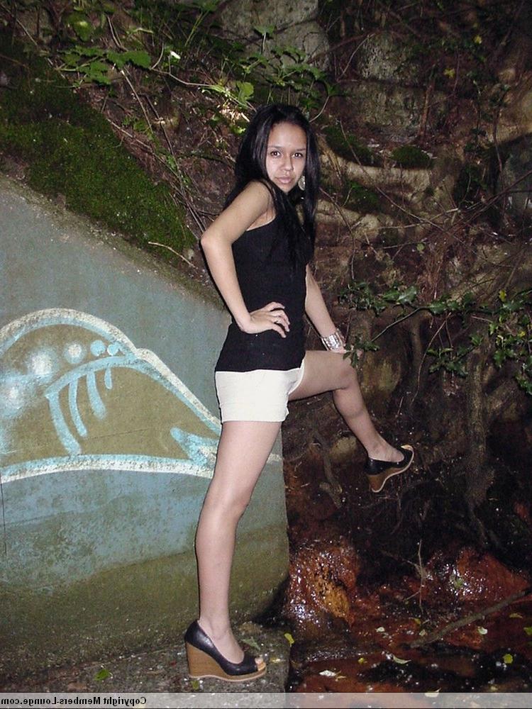 18P Garota indiana sozinha troca de roupa enquanto posa ao ar livre para um show sem nudez