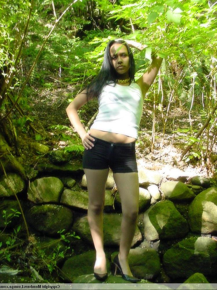18P Garota indiana sozinha troca de roupa enquanto posa ao ar livre para um show sem nudez