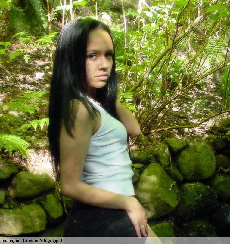 18P Garota indiana sozinha troca de roupa enquanto posa ao ar livre para um show sem nudez
