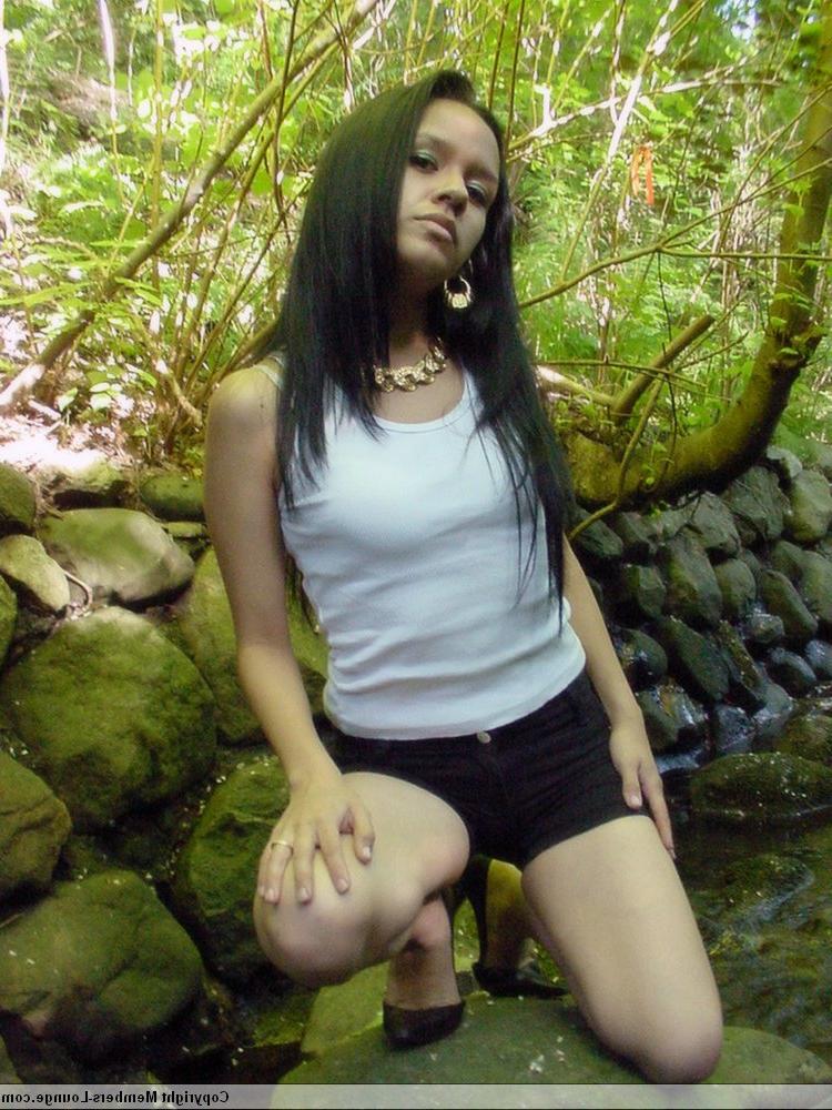 18P Garota indiana sozinha troca de roupa enquanto posa ao ar livre para um show sem nudez