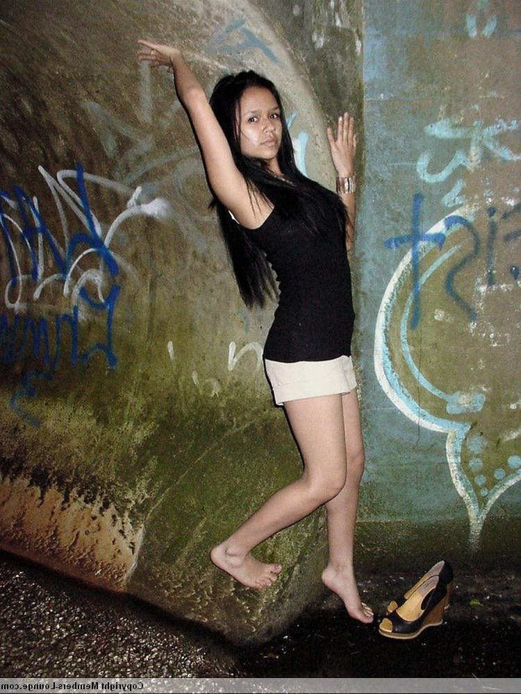 18P Garota indiana sozinha troca de roupa enquanto posa ao ar livre para um show sem nudez