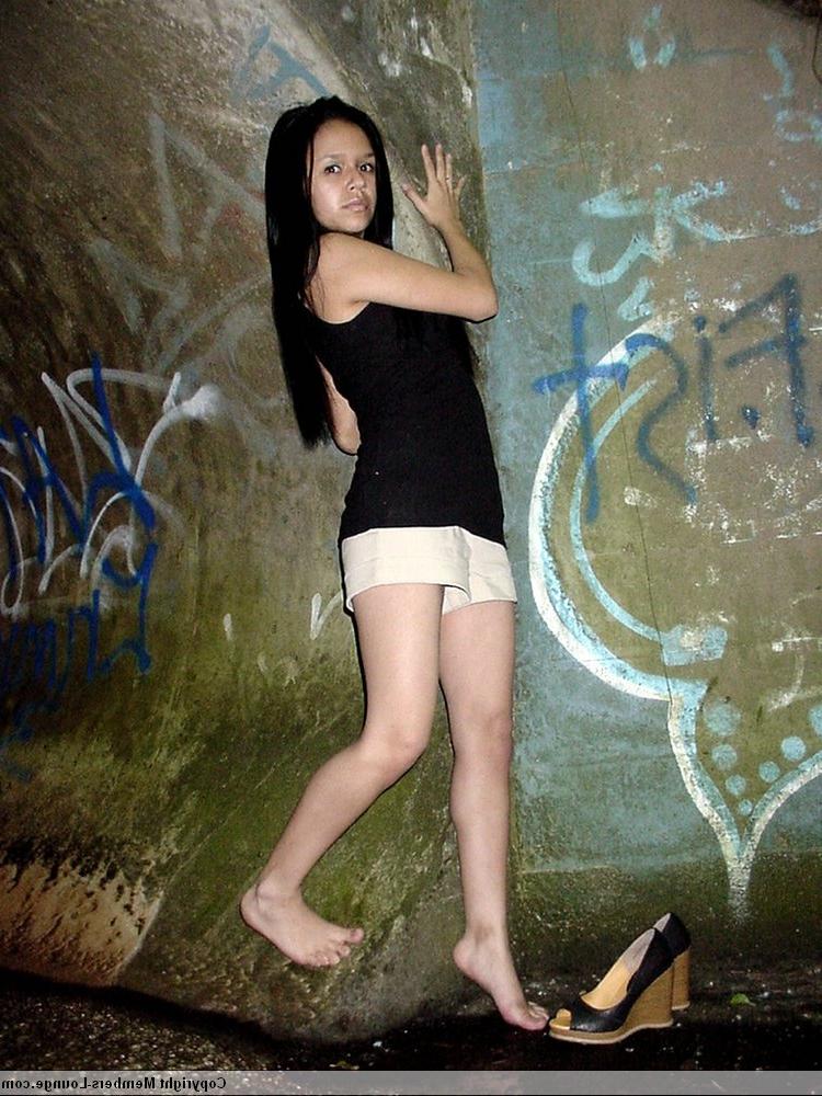 18P Garota indiana sozinha troca de roupa enquanto posa ao ar livre para um show sem nudez