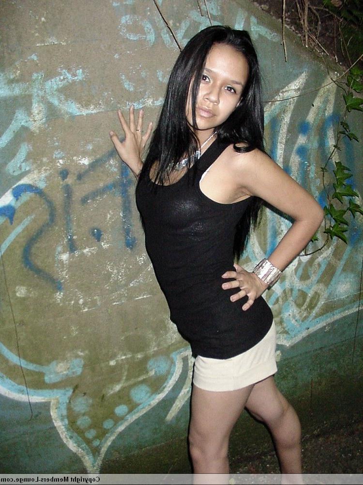 18P Garota indiana sozinha troca de roupa enquanto posa ao ar livre para um show sem nudez