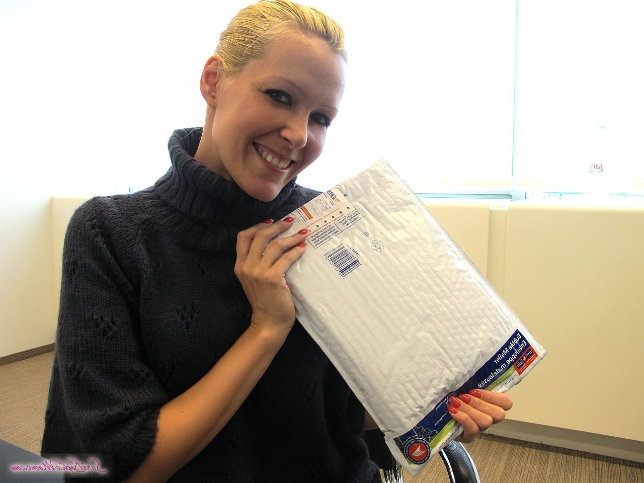 16P La rubia Sophie Moone recibe un bonito regalo de Navidad de su novio