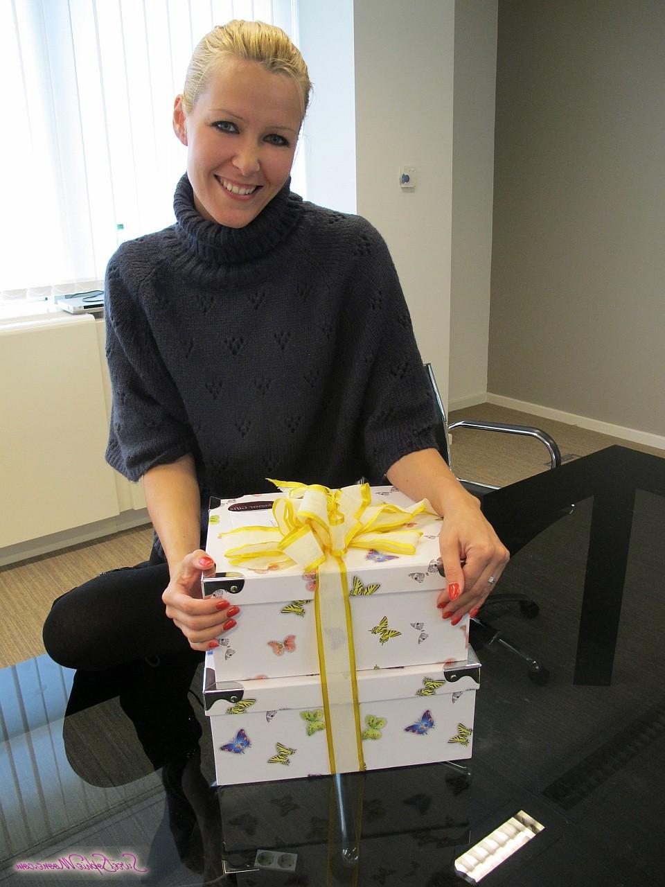 16P La rubia Sophie Moone recibe un bonito regalo de Navidad de su novio