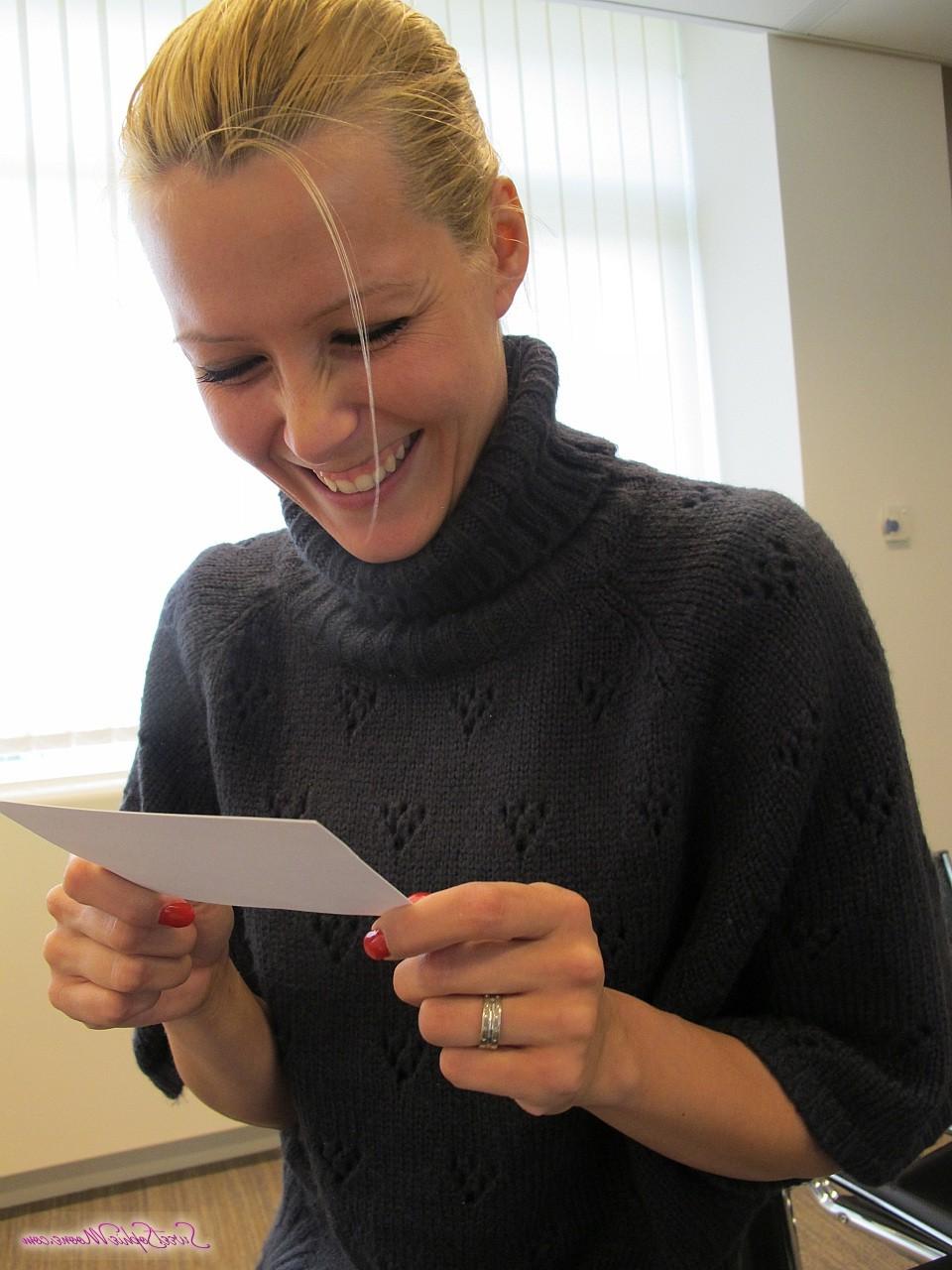 16P La rubia Sophie Moone recibe un bonito regalo de Navidad de su novio