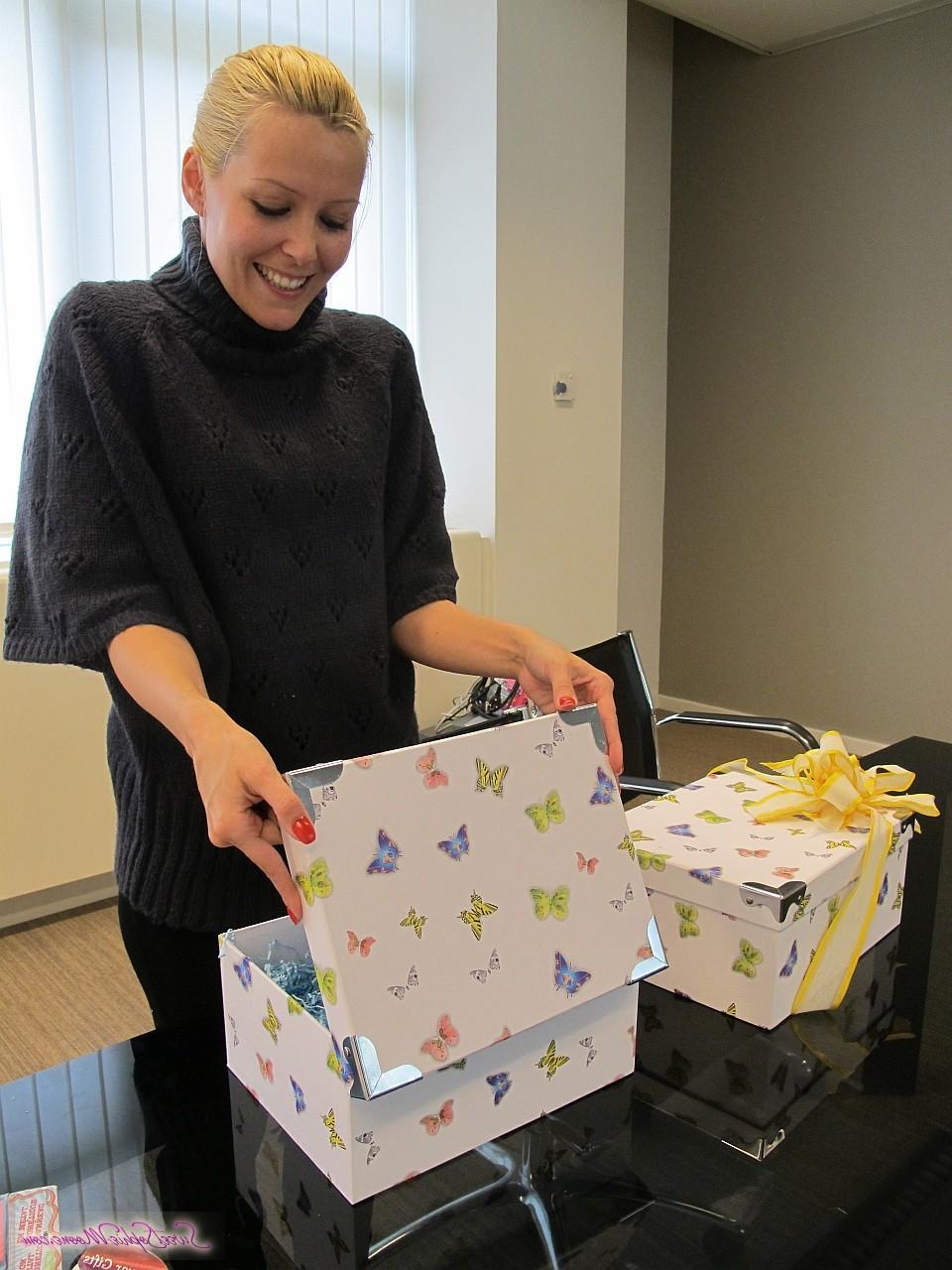 16P La rubia Sophie Moone recibe un bonito regalo de Navidad de su novio