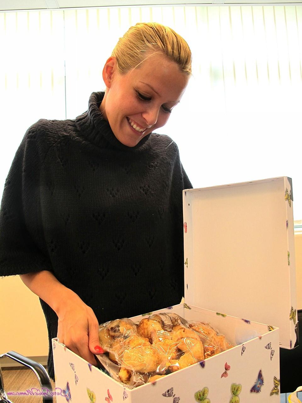 16P La rubia Sophie Moone recibe un bonito regalo de Navidad de su novio