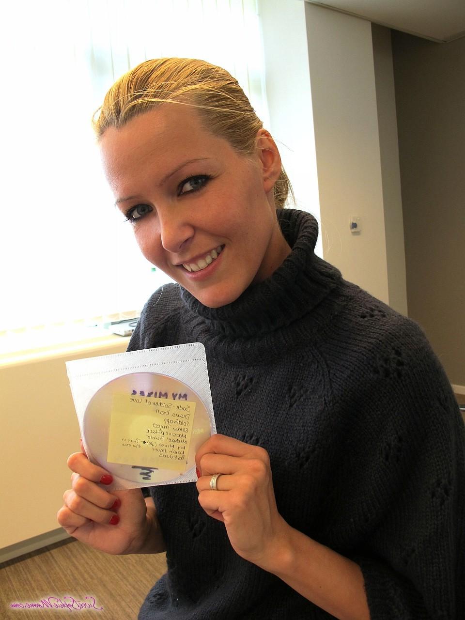 16P La rubia Sophie Moone recibe un bonito regalo de Navidad de su novio