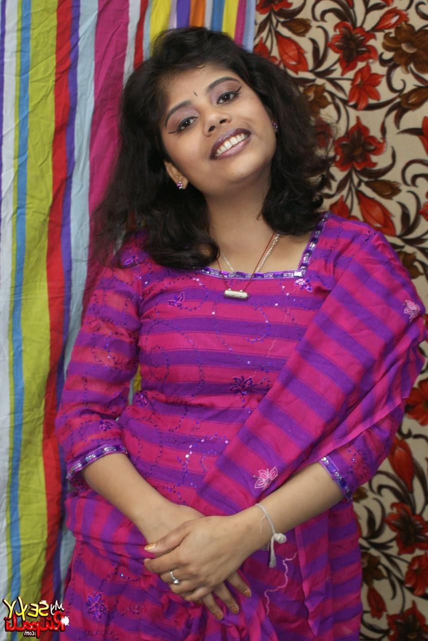 15P A indiana gordinha Rupali exibe um sorriso enquanto fica nua