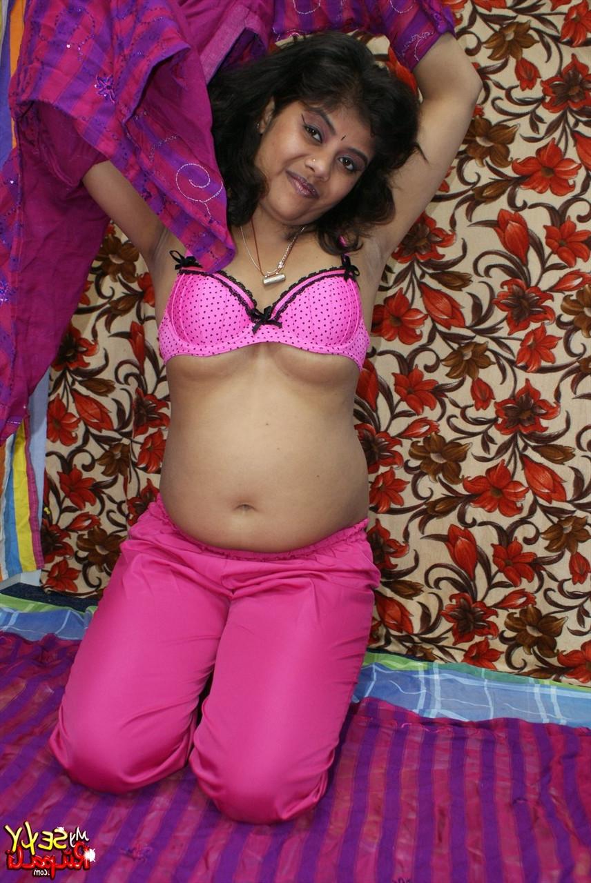 15P A indiana gordinha Rupali exibe um sorriso enquanto fica nua