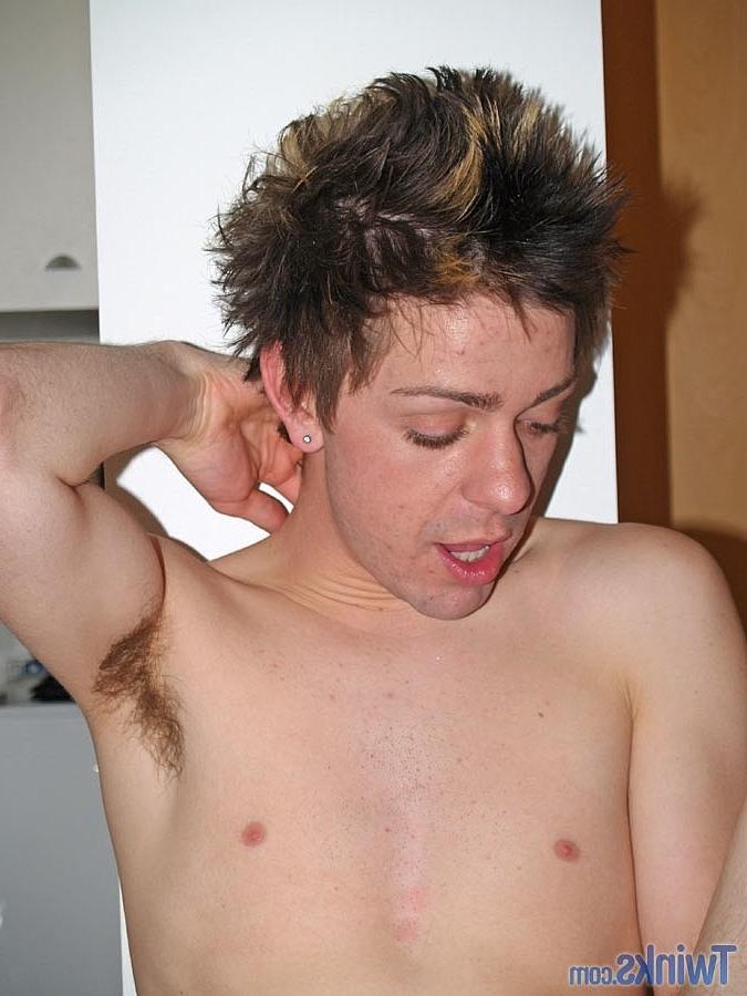 20P O garoto gay brincalhão Brad D tira a roupa, agarra seu tesão e bate uma punheta na cozinha